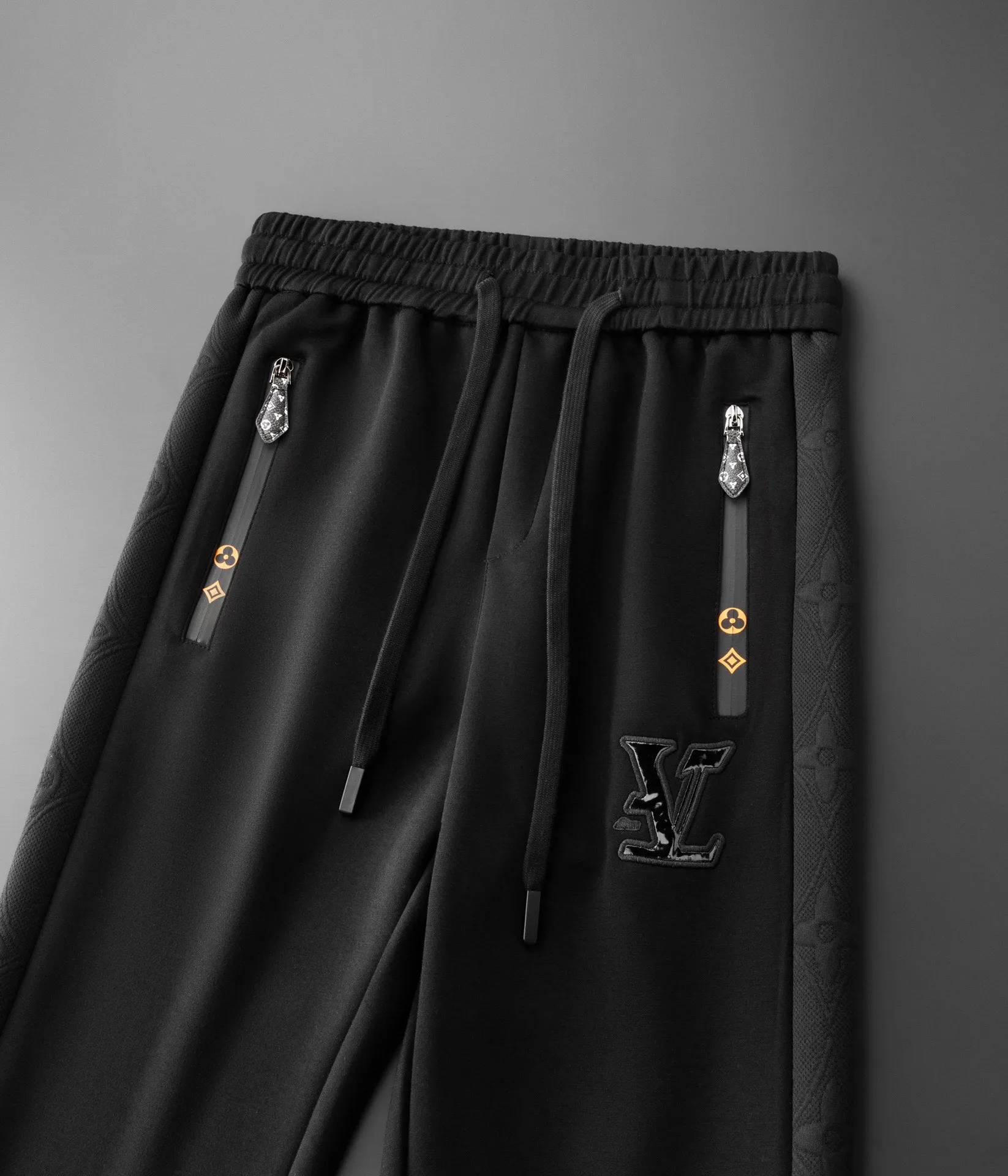 🅿️620 [LV Louis Vuitton] hot-selling suit is coming. Focus on the original version of the official website. 2025 new hot-selling cardigan and sweatshirt suit. The original order is the best. 🇭🇰The meticulous work of top designers. It has a fitting and perfect upper body effect. All-natural high-quality Tencel Roman cotton 100%, close-fitting comfort, noble and elegant! Original hardware embodies elegance and nobility! Counter size: M-4XL (up to 190 pounds)